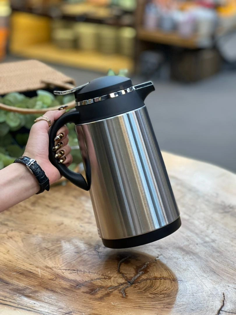 فلاسک یک لیتری برند ارتیستون با طراحی شیک و کاربردی، مناسب برای استفاده روزانه.