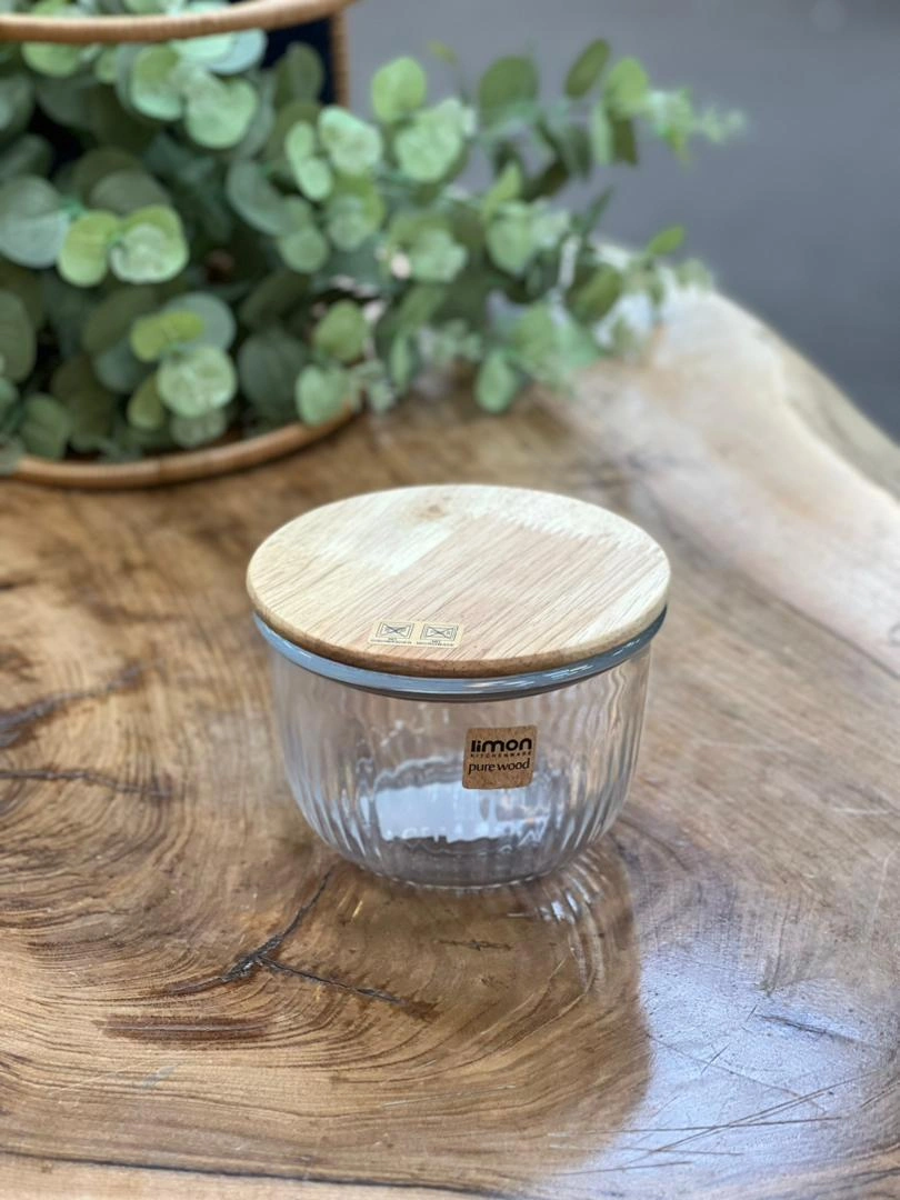 کاسه شیاردار درب چوبی لیمون روی میز آشپزخانه