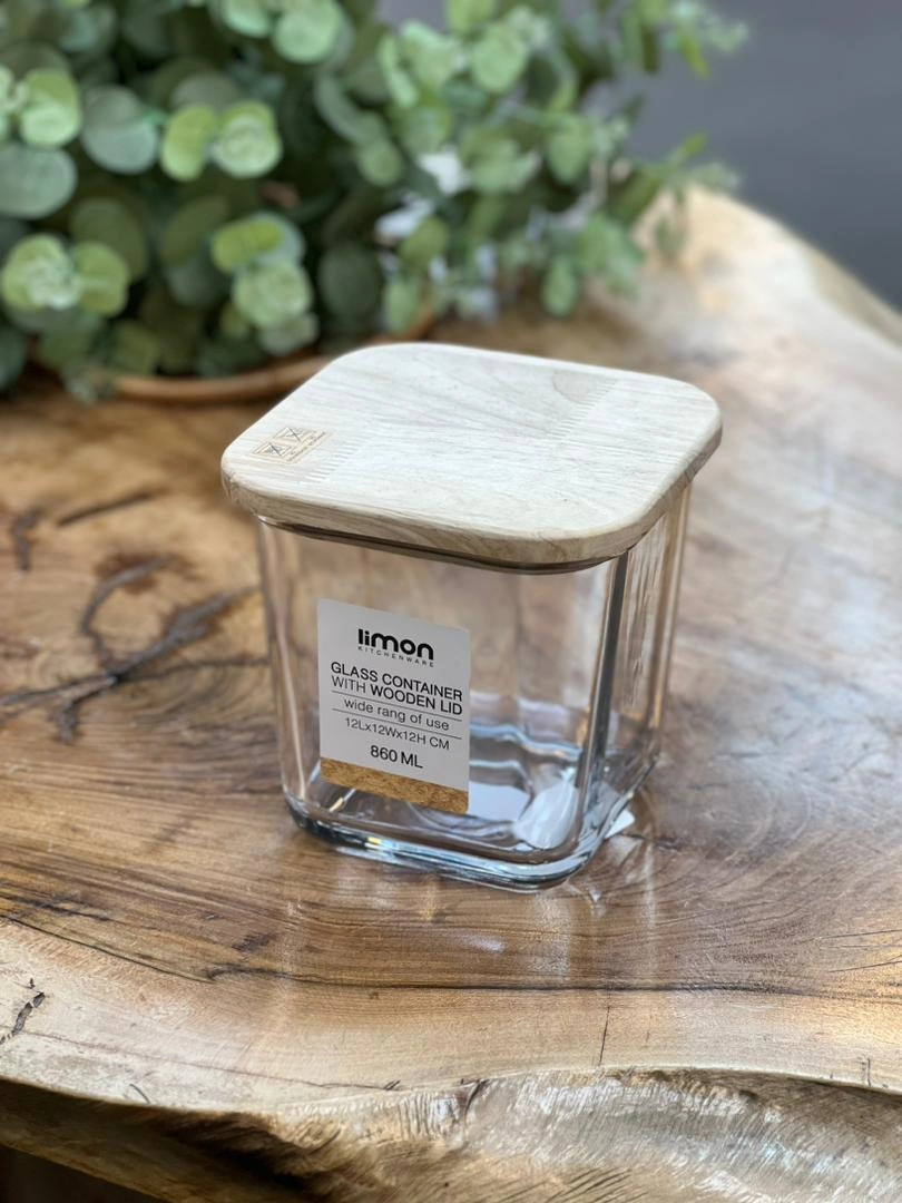 چند عدد ظرف شیشه‌ای لیمون کنار هم برای نظم‌دهی آشپزخانه