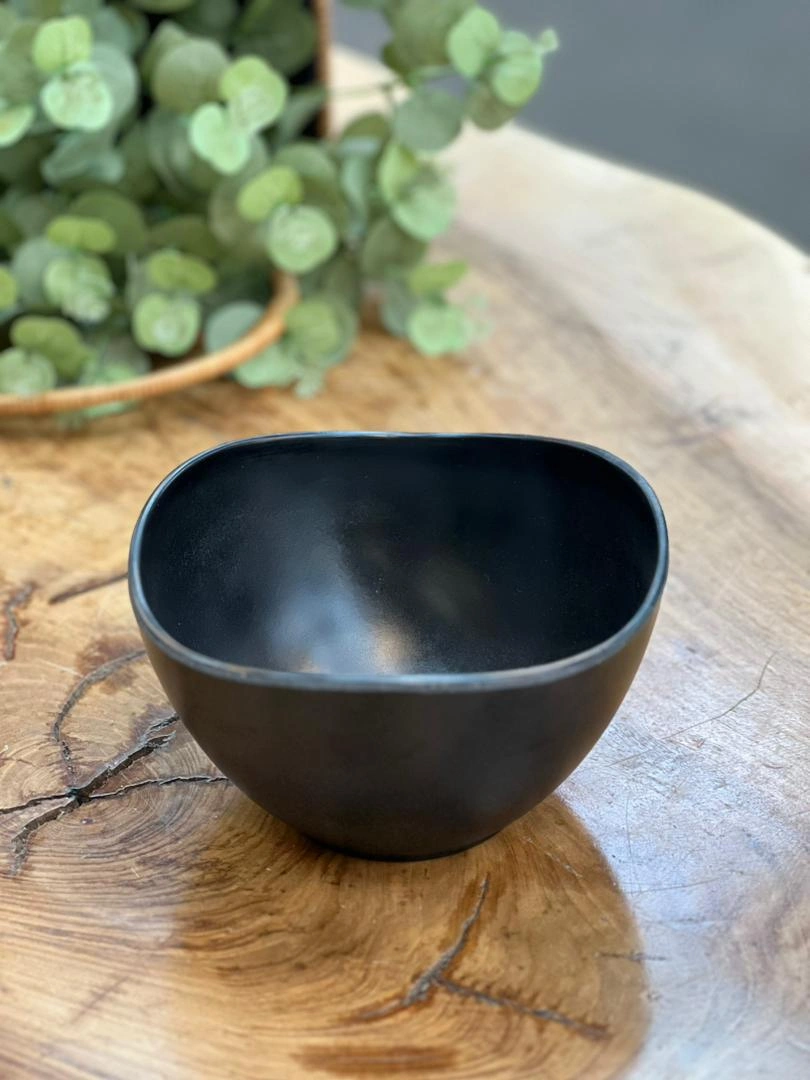 کاسه سه گوش ملامین مشکی در چیدمان میز پذیرایی مدرن