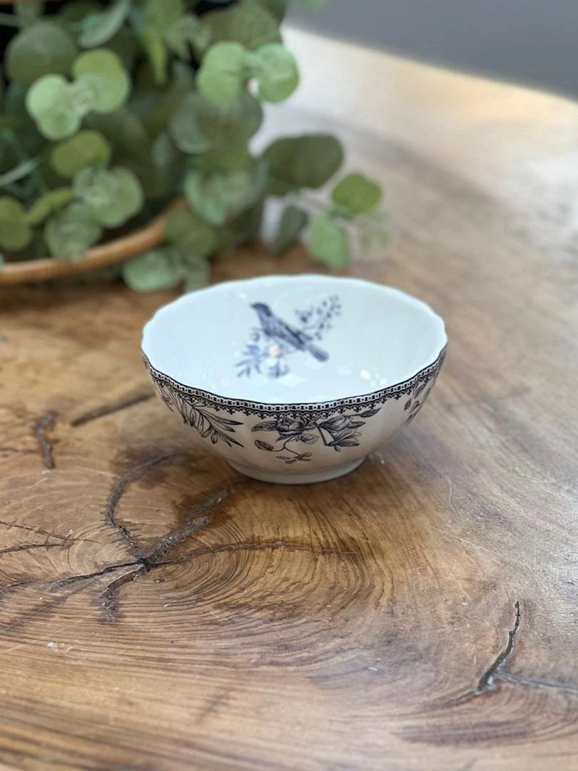 نمای نزدیک از چینی استخوانی درخشان پیاله گلدکیش