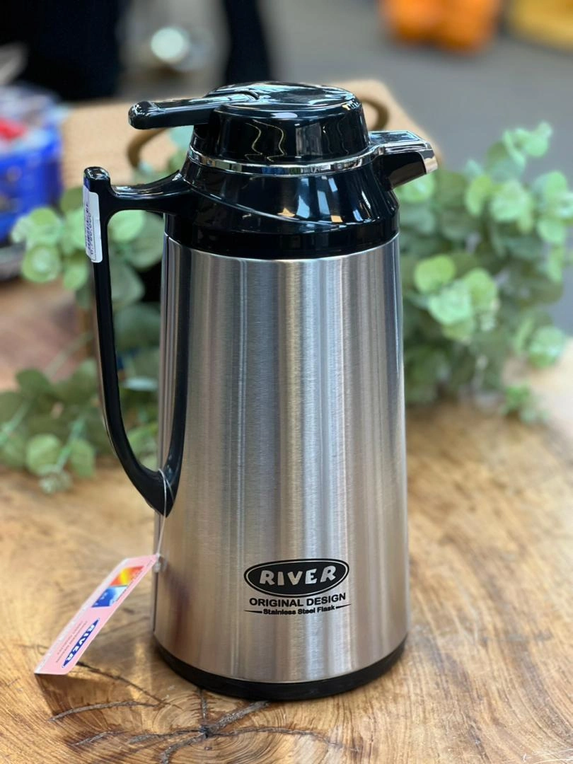 فلاسک ریور ۱.۳ لیتر با بدنه استیل و داخل شیشه‌ای، مناسب برای نگهداری دمای مایعات تا ۲۴ ساعت.