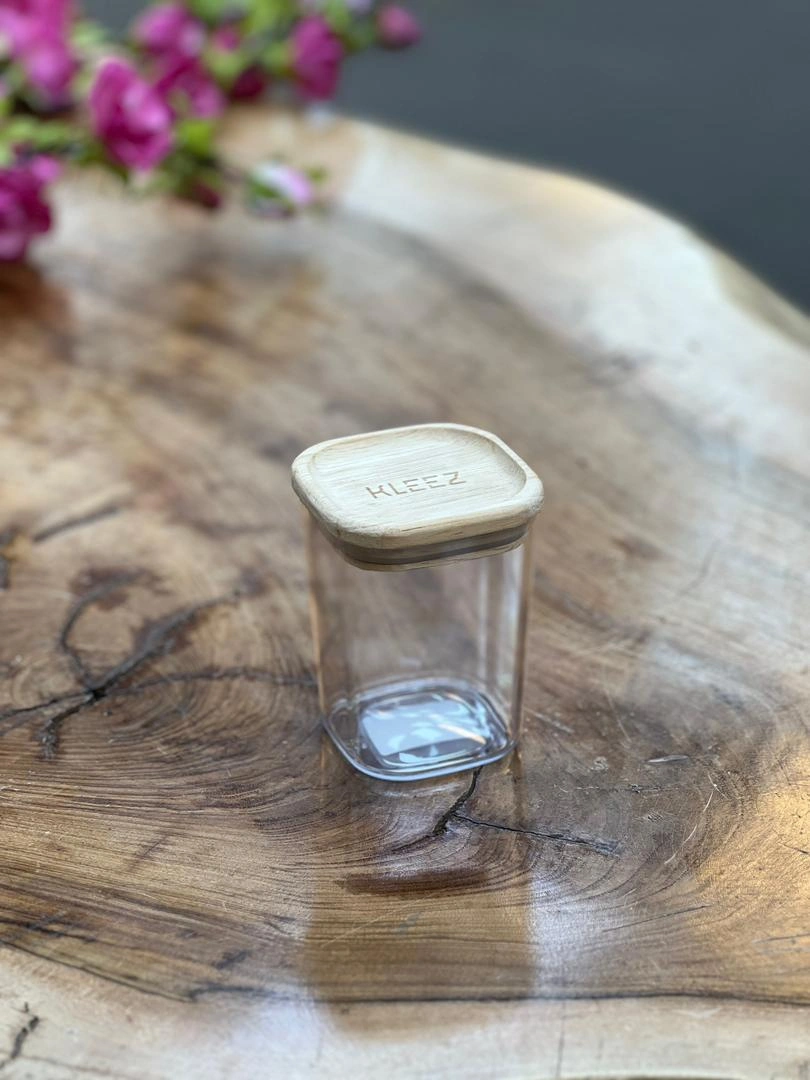 مای نزدیک از درب چوبی و شیشه شفاف جا ادویه