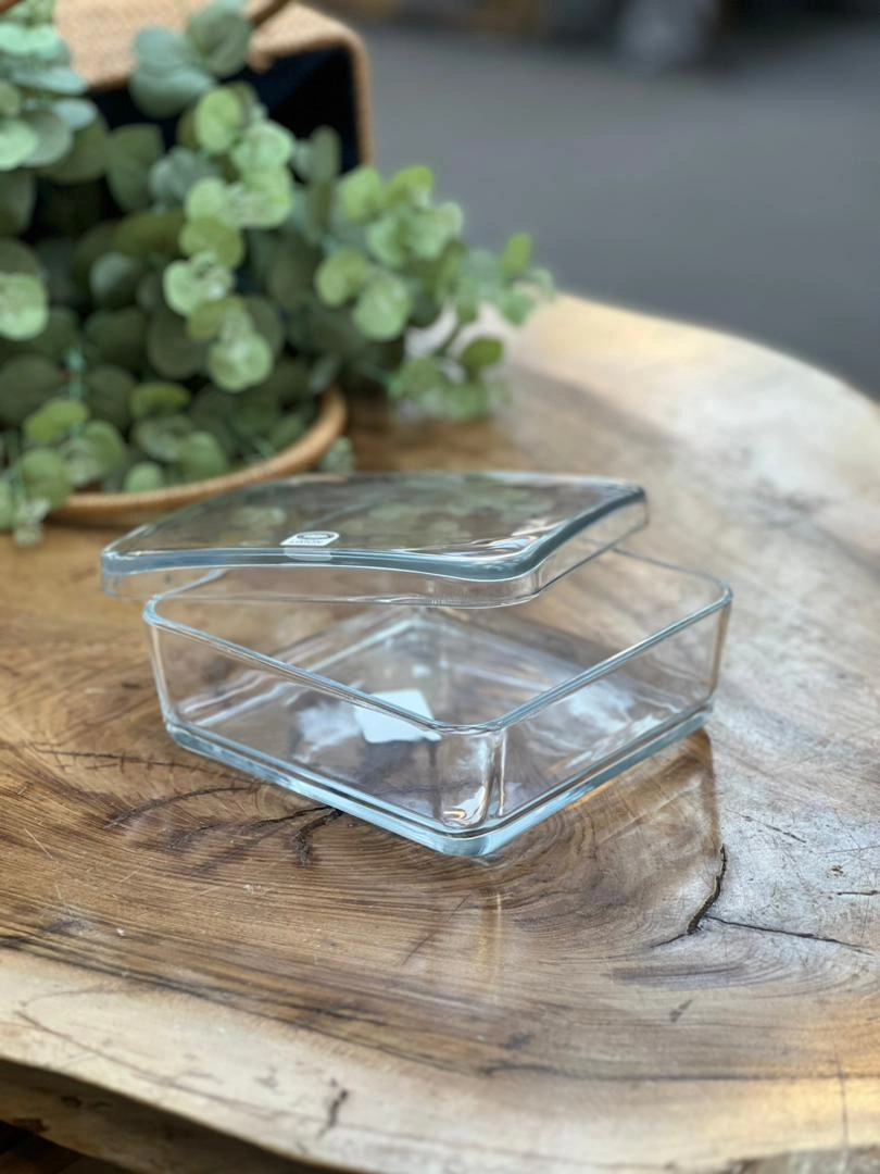 ظرف شیشه‌ای لیمون پر از بیسکویت و شکلات در آشپزخانه مدرن