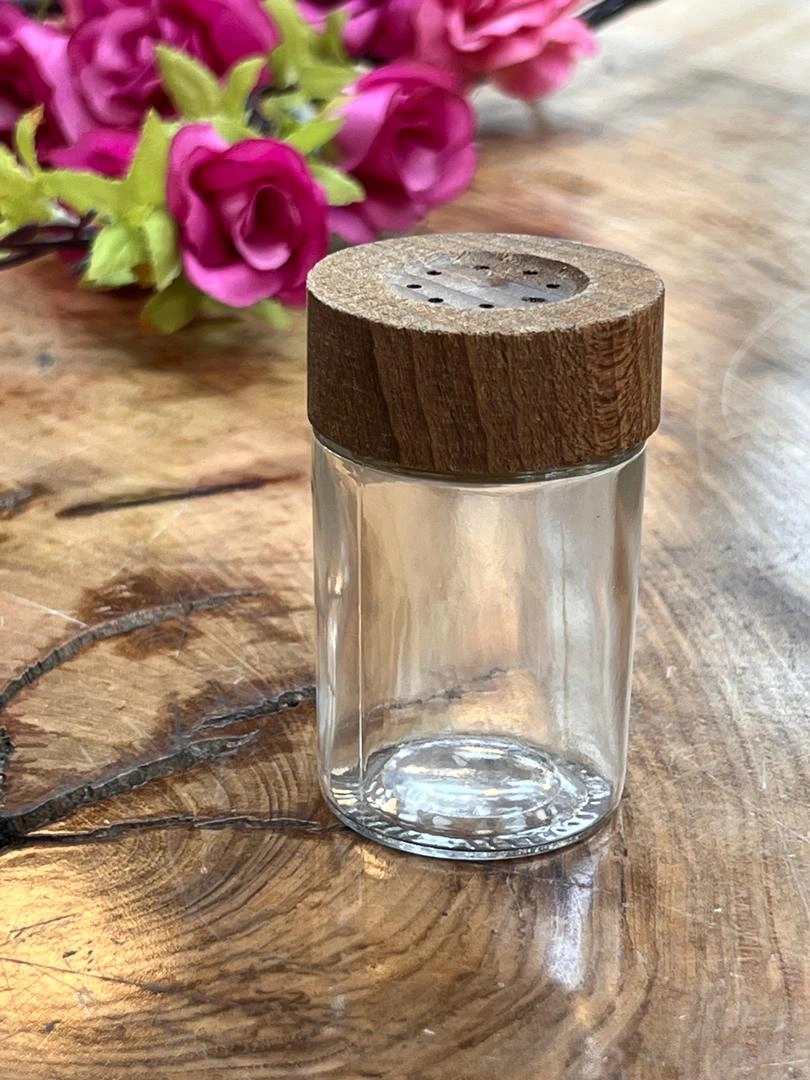 نمک‌پاش استوانه‌ای بلند امپرلند روی میز غذاخوری مدرن