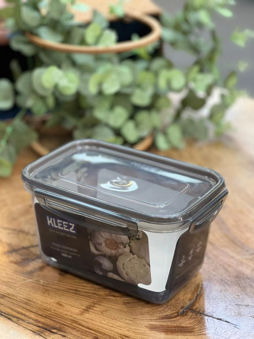 ست ظروف تترالاک دودی کلیز روی میز آشپزخانه