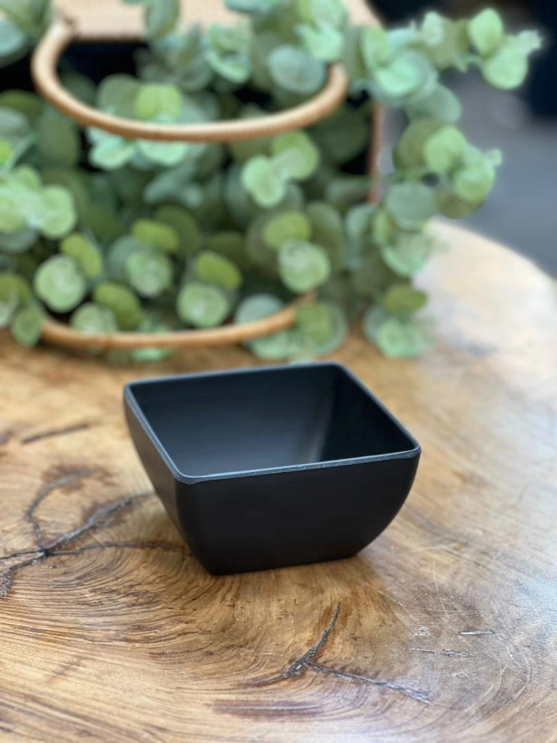 کاسه ملامین LORD در کنار ظروف پذیرایی دیگر