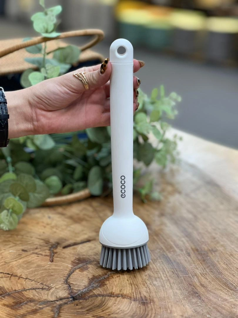 «نمای نزدیک از برس سفید Ecoco با الیاف مقاوم و بادوام»