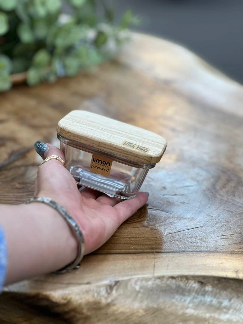 ظرف شیشه‌ای لیمون پر از خشکبار و ادویه