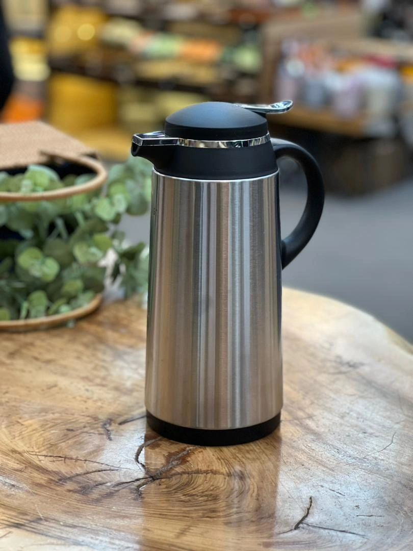 فلاسک 1.6  لیتری برند ارتیستون با طراحی شیک و کاربردی، مناسب برای استفاده روزانه.