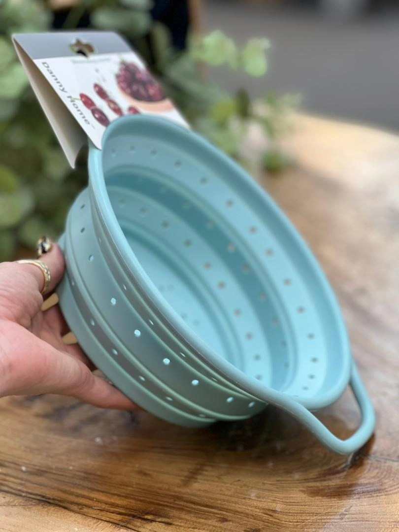 استفاده از آبکش سیلیکونی مقاوم برای تخلیه پاستا داغ