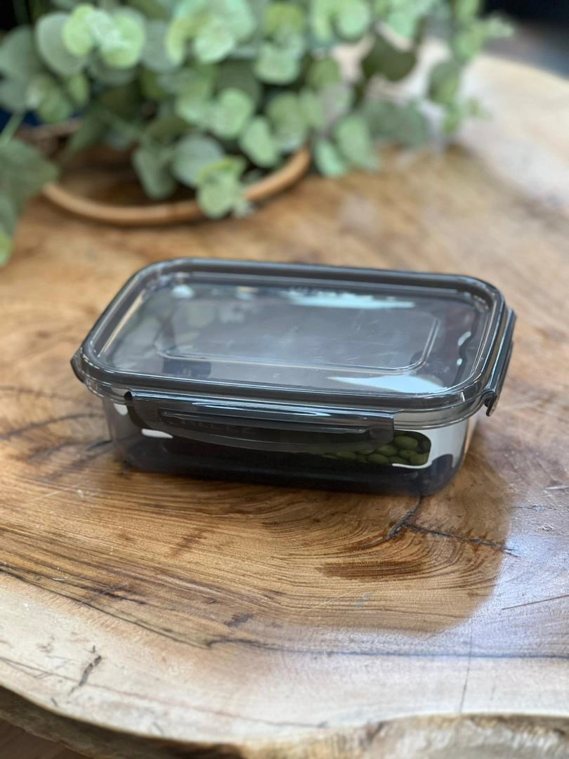 ست ظروف فریزری کلیز در سایزهای مختلف روی میز آشپزخانه