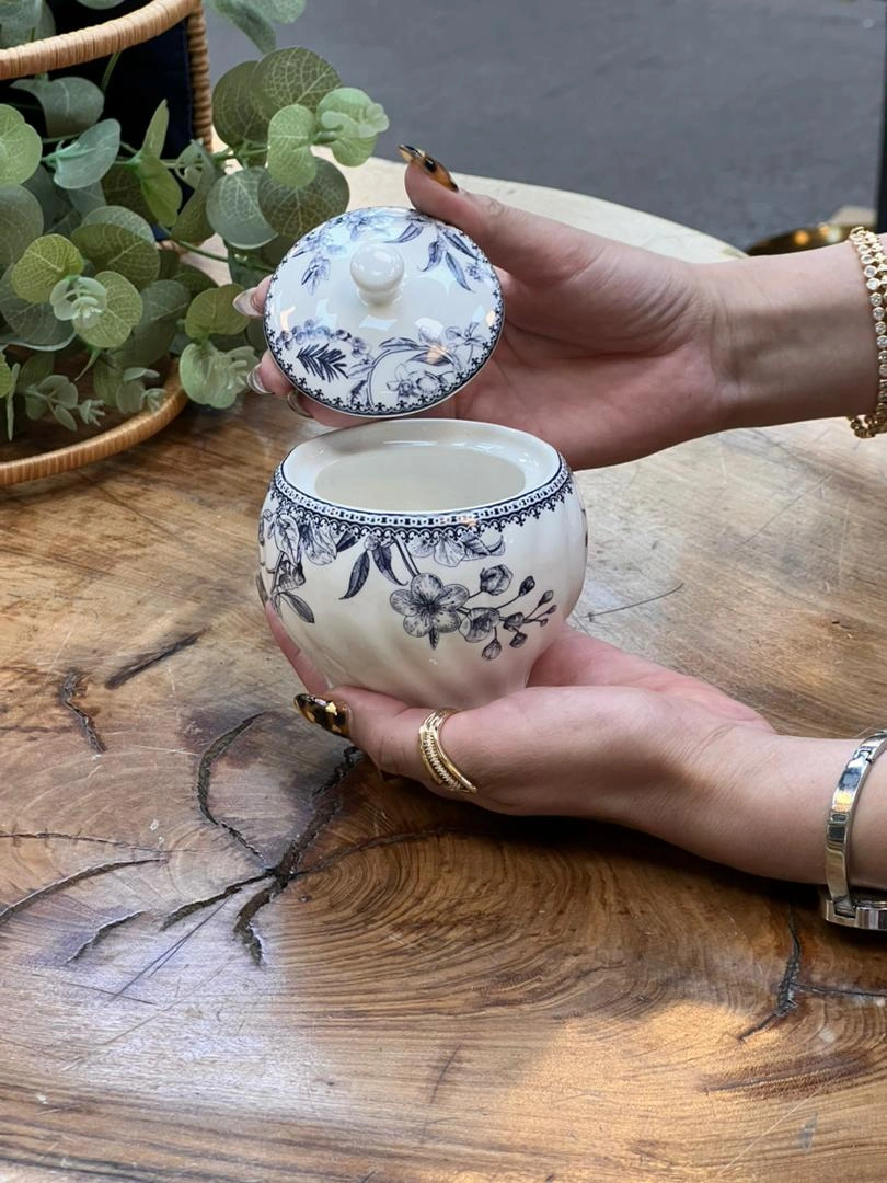 عکس جزئیات و کیفیت سرامیک: کیفیت بالای سرامیک و طراحی ظریف درب قندان.