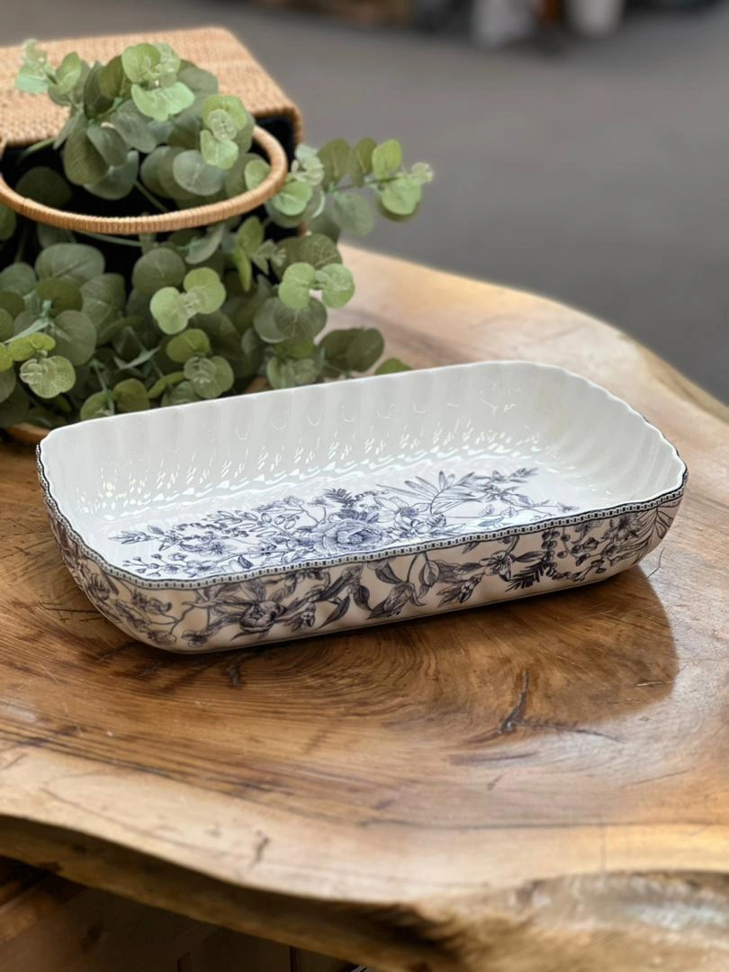 مرغ خوری مستطیل بزرگ چینی استخوانی روی میز پذیرایی