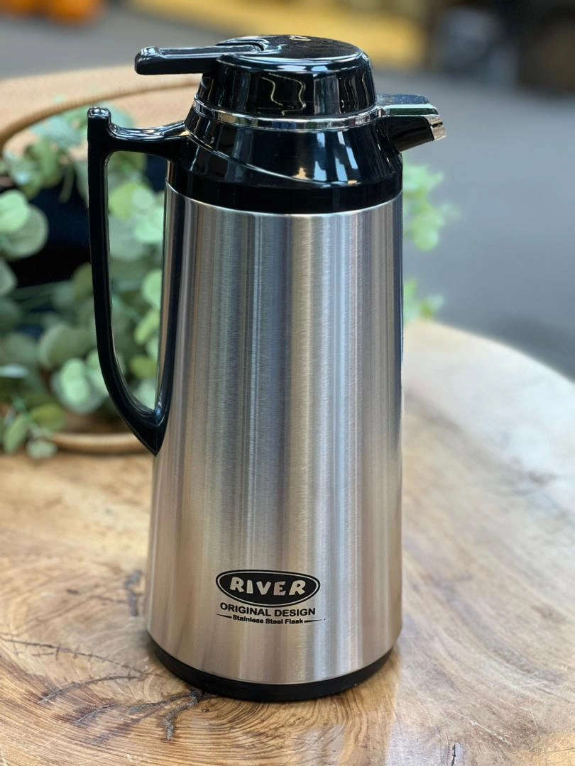 تصویری از فلاسک برند ریور با ظرفیت 1.9 لیتر که درب و ساختار استیل و شیشه‌ای آن به وضوح نمایان است.