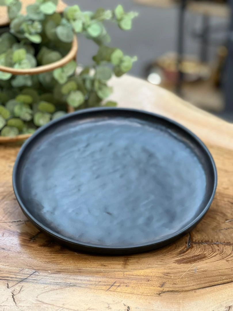 نمای نزدیک از سطح مات بشقاب ملامین مشکی LORD