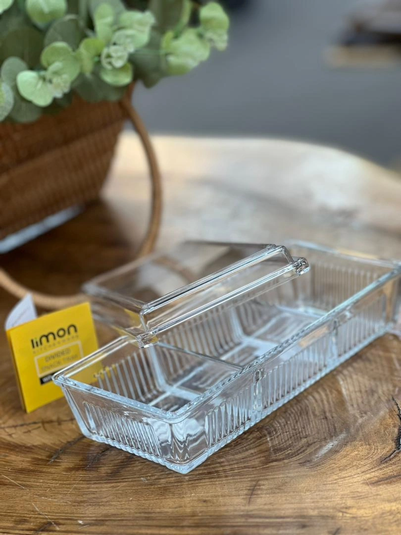 نمای نزدیک از ظرف شیشه‌ای با درب بامبو