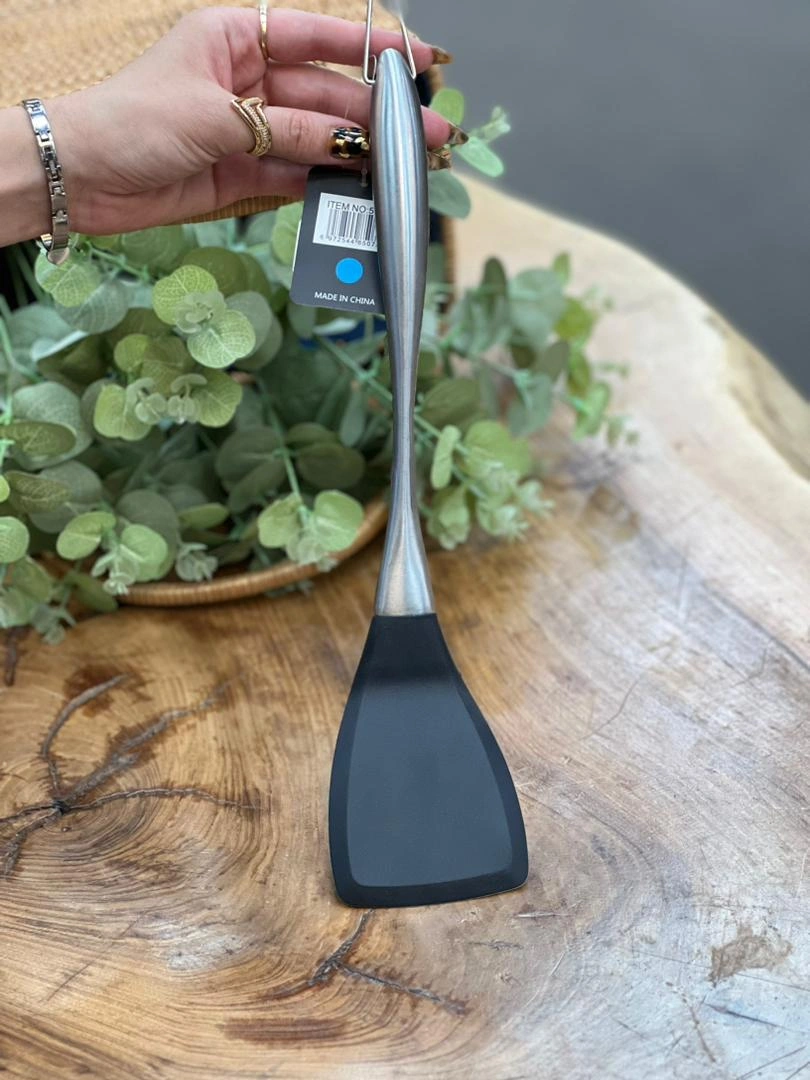 کفگیر شنگیا دسته استیل در دکور آشپزخانه مدرن