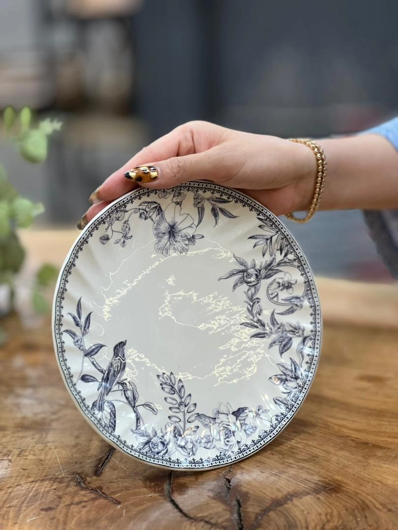 نمای نزدیک لبه و لعاب براق پیش‌دستی گلد کیش