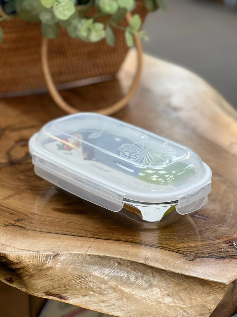 ظرف شیشه‌ای بیضی حاوی سالاد تازه