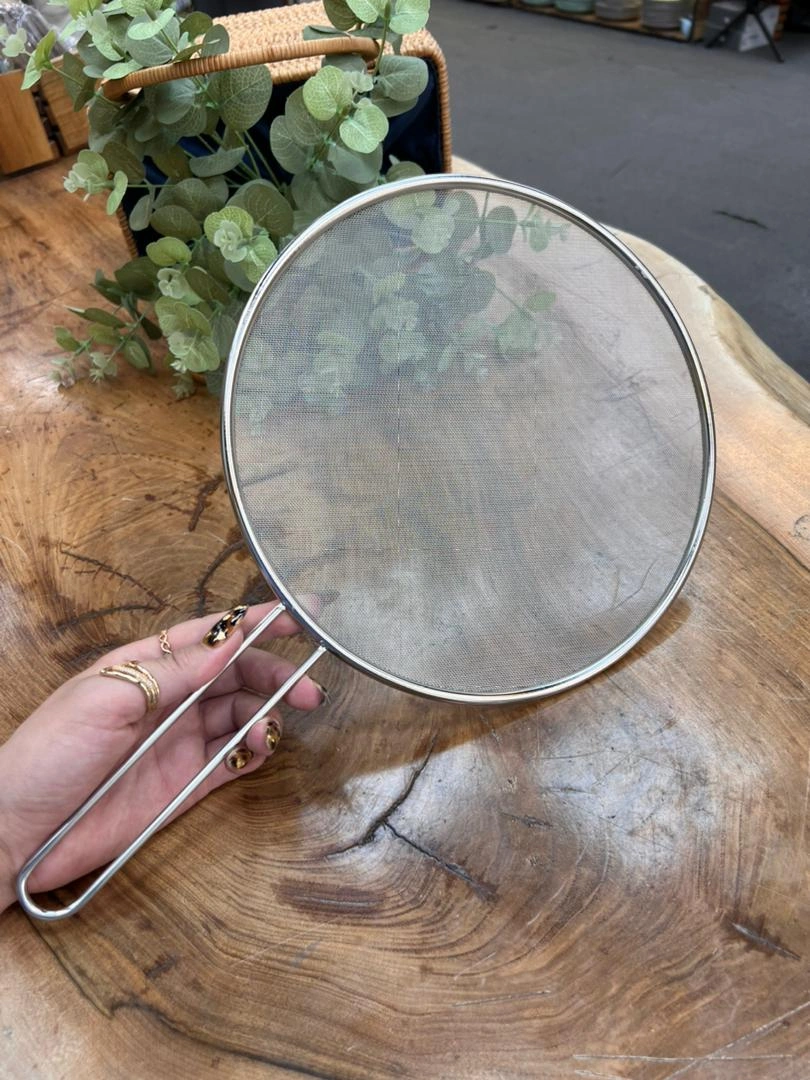 توری روغن گیر استیل با دسته بلند – مناسب برای جدا کردن روغن از غذاهای سرخ‌کردنی