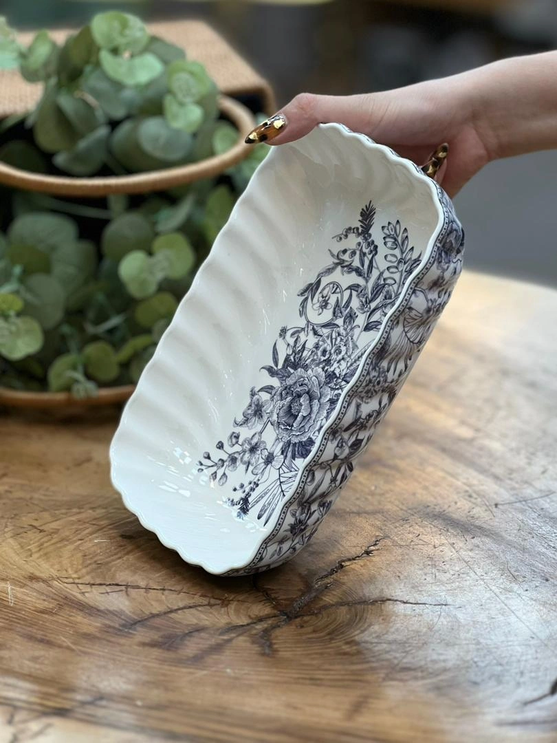 مرغ خوری مستطیل بزرگ چینی استخوانی روی میز پذیرایی