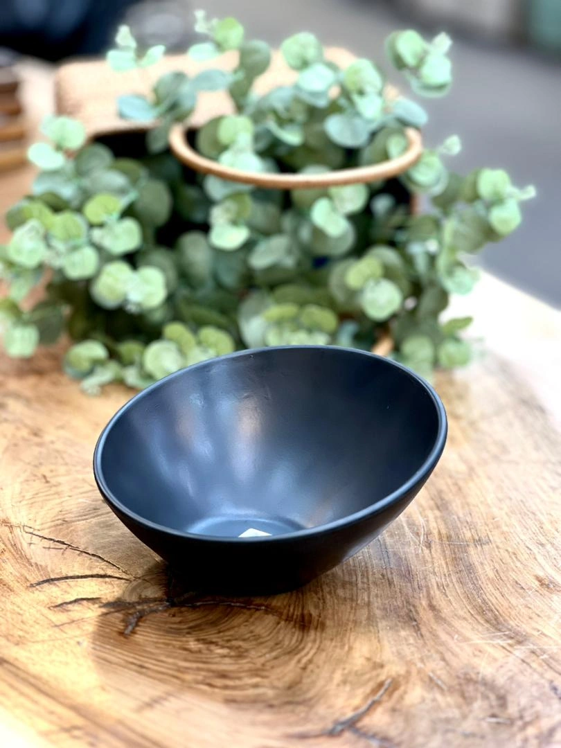 نمای زاویه‌دار کاسه کج سیب‌زمینی Lord روی میز سرو غذا