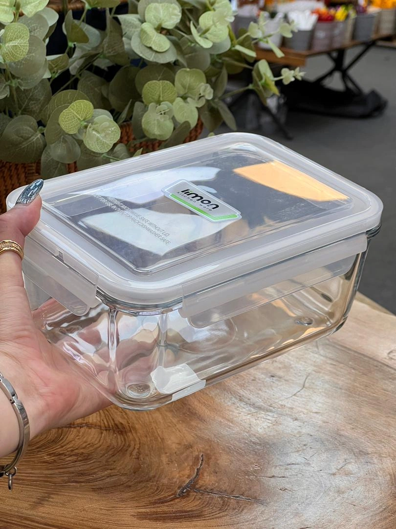 نمای نزدیک از درب سیلیکونی ظرف شیشه‌ای لیمون