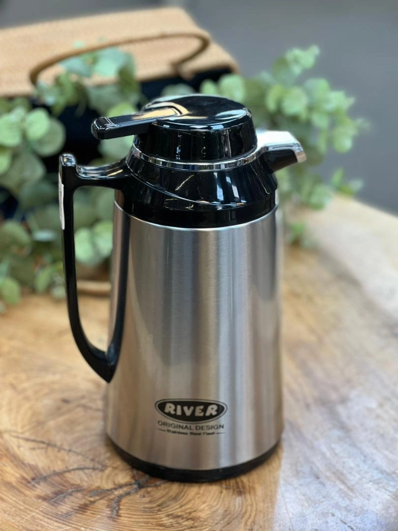 فلاسک ریور ۱ لیتر با بدنه استیل و داخل شیشه‌ای، مناسب برای نگهداری مایعات به مدت طولانی.