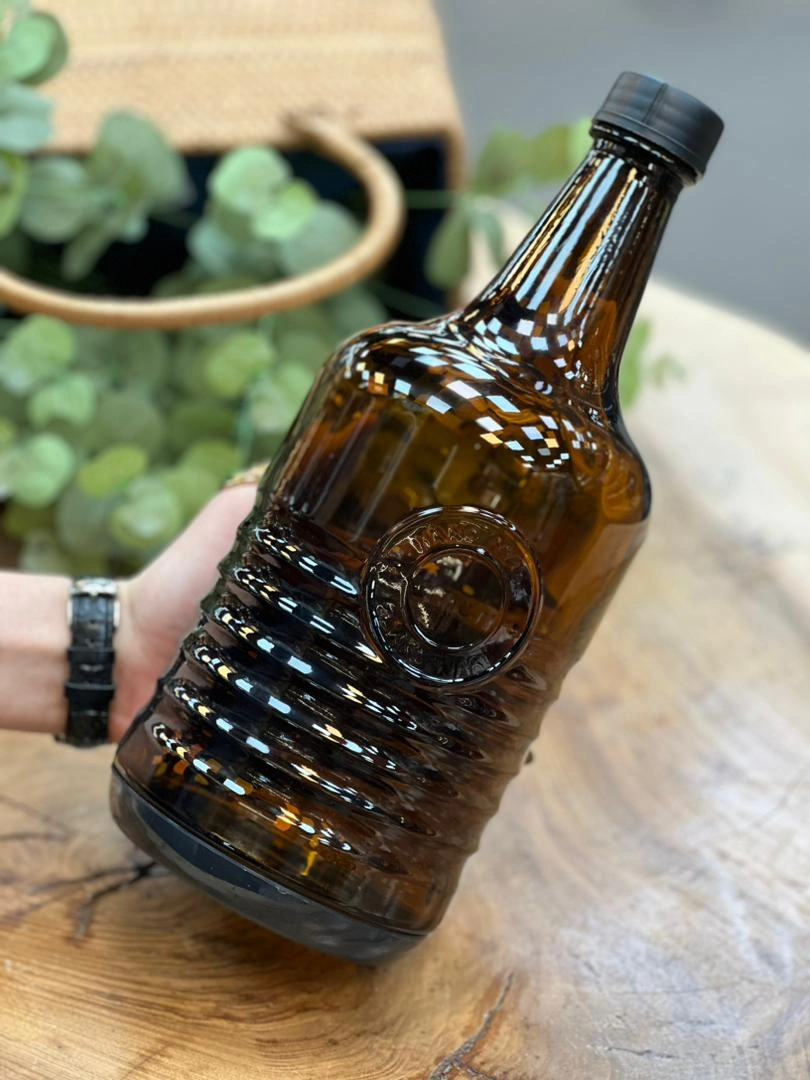 بطری شیشه‌ای قهوه‌ای لیمون با ظرفیت ۱/۵ لیتر و درب پلاستیکی مقاوم