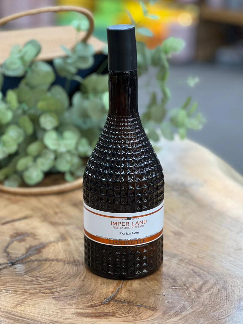 تصویر بطری شیشه‌ای امپرلند مدل لیان با رنگ قهوه‌ای تیره، ظرفیت ۱ لیتر و درب پلاستیکی پیچی مشکی.