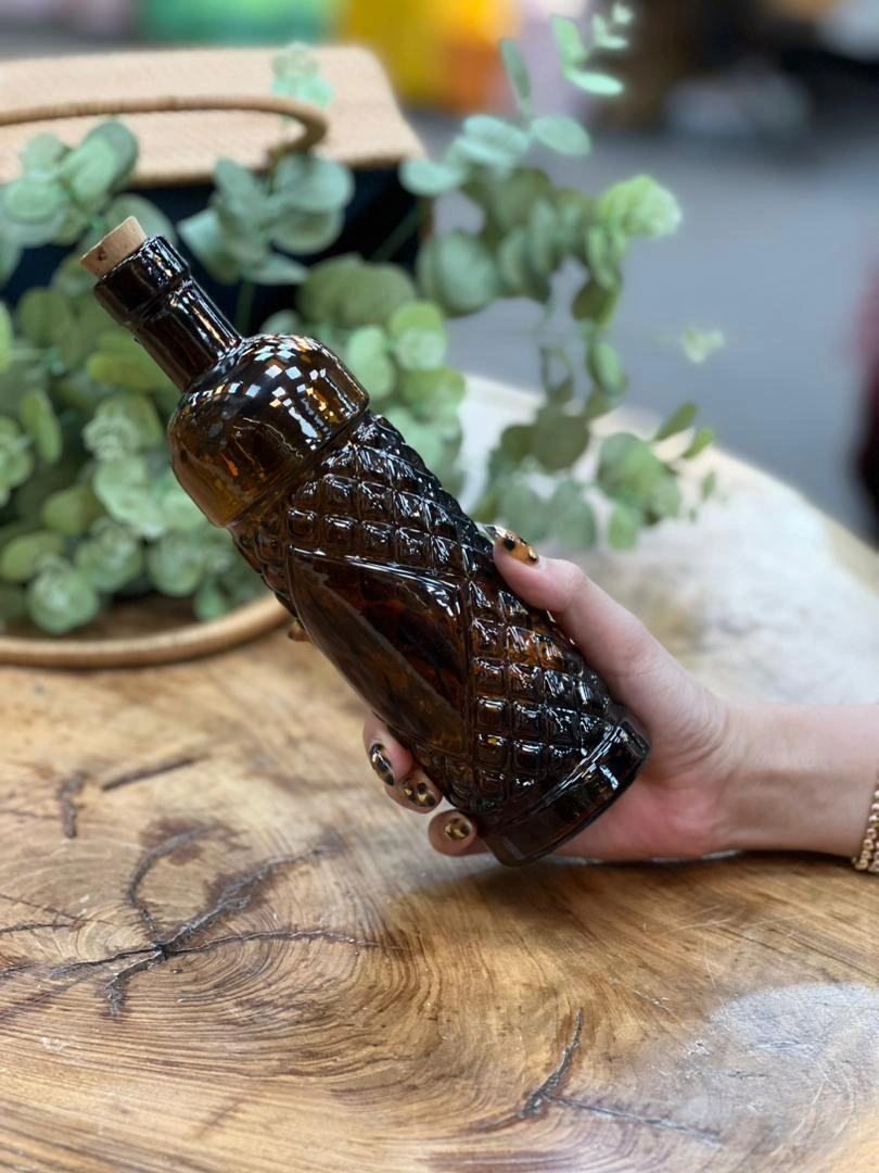 آبلیموخوری شیشه‌ای ۳۰۰ میلی‌لیتری برند لیمون با بدنه طرح‌دار و درب چوب‌پنبه‌ای