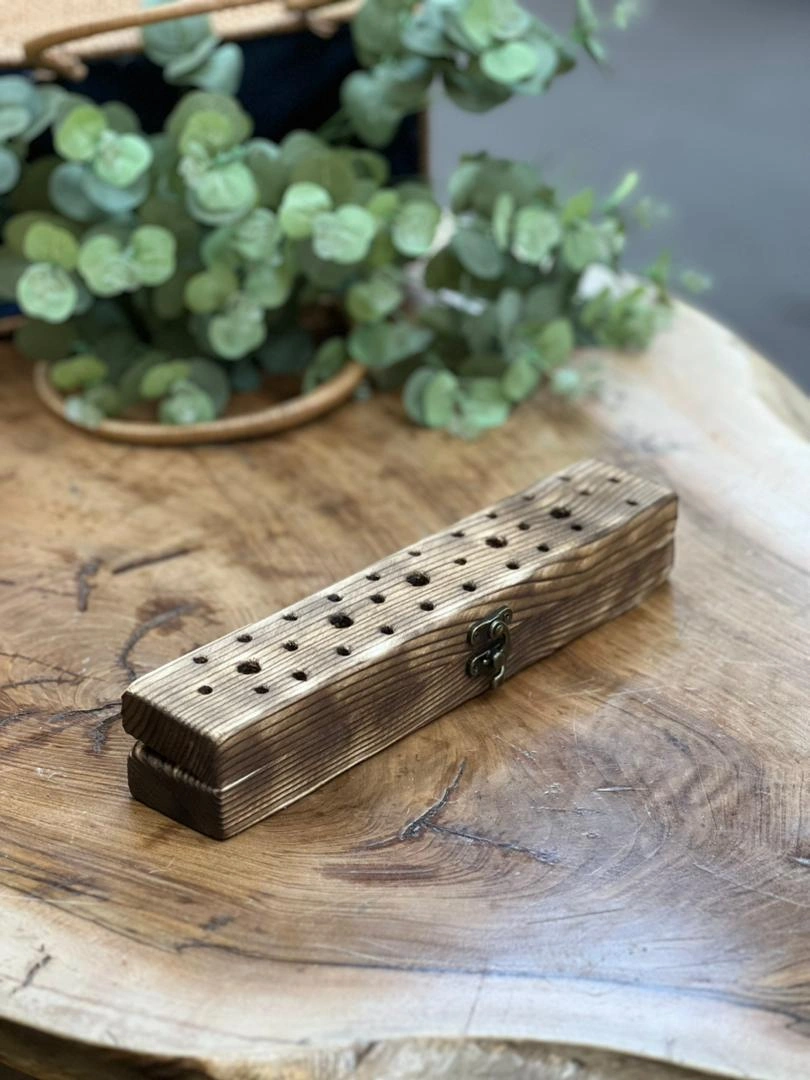 تصویر جاعودی صندوقی چوبی رومی با طراحی سنتی و حفره‌های تهویه رایحه عود. ساخته‌شده از چوب طبیعی با قف