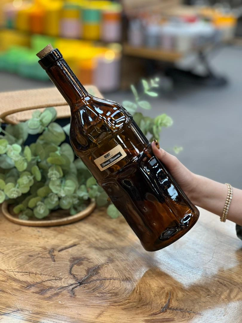 بطری شیشه‌ای قهوه‌ای ۱.۵ لیتری برند دنیز مدل اترسا با درب چوب‌پنبه‌ای طبیعی