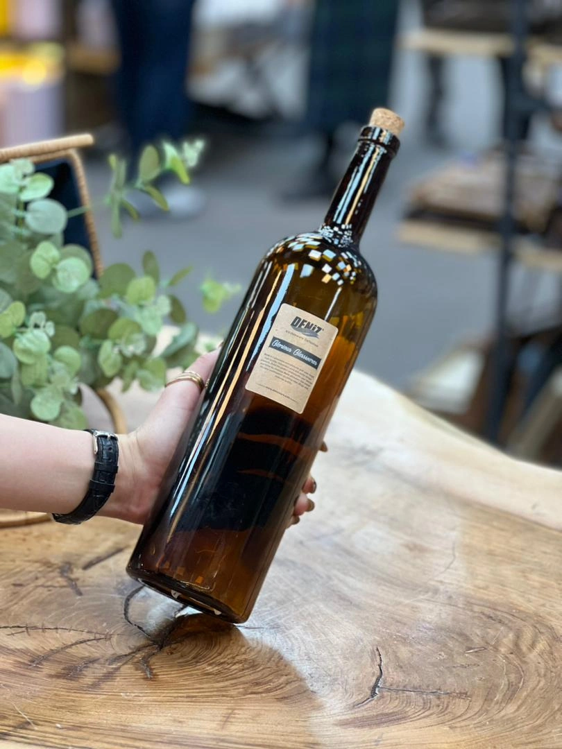 بطری شیشه‌ای قهوه‌ای دنیز مدل سیواس با درب چوب‌پنبه‌ای و طراحی زیبا، مناسب برای نگهداری انواع مایعات