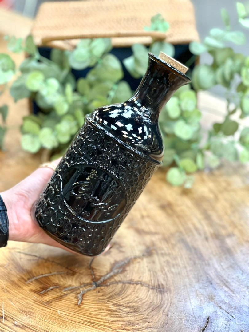 بطری دوغ‌خوری شیشه‌ای امپرلند مدل کورال با طراحی برجسته و درب چوب‌پنبه‌ای