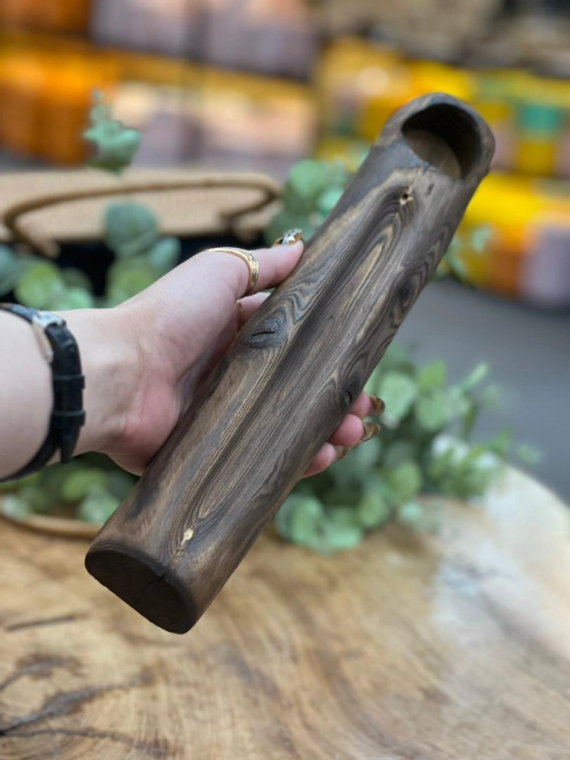 تصویر جاعودی چوبی مدل کنده با طراحی طبیعی از چوب تیره و دارای محفظه مخصوص شمع وارمر در قسمت بالایی.