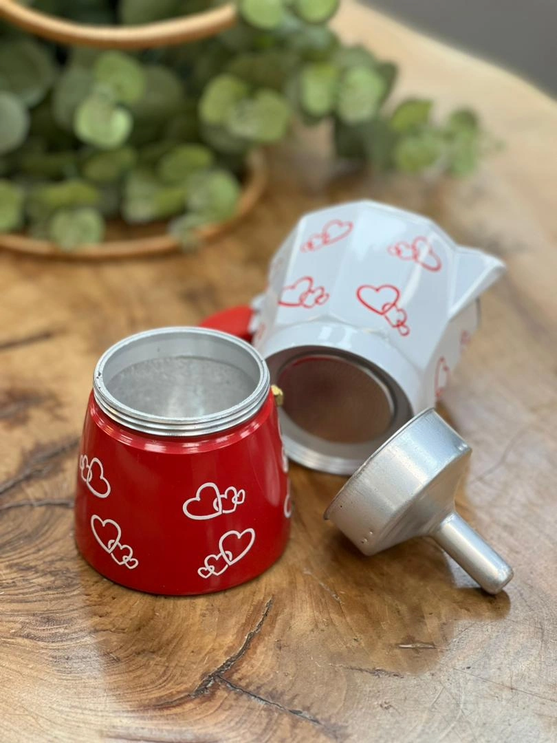 تصویر موکاپات ۶ کاپ با طرح قلبی، دسته قرمز و طراحی فانتزی و جذاب.