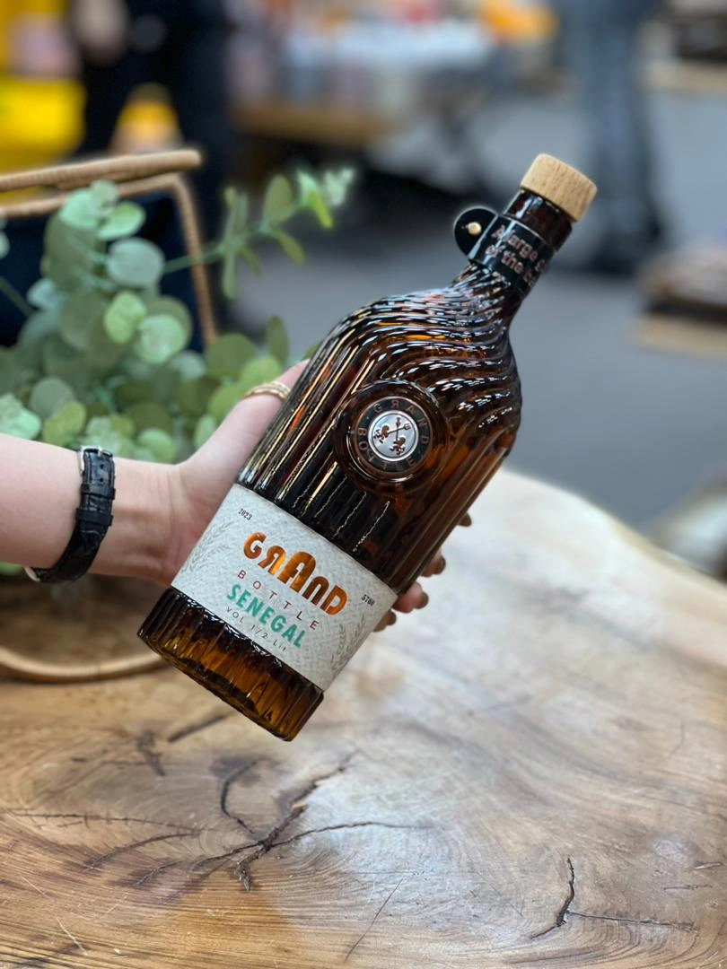 بطری شیشه‌ای قهوه‌ای گرند مدل سنگال ۱ لیتری با درب چوبی واشردار و طراحی خاص بدنه