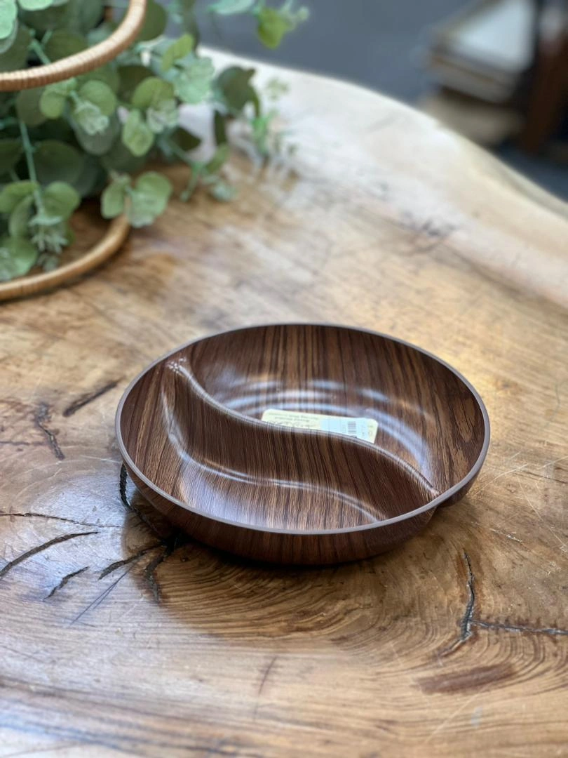 اردوخوری دوخانه طرح چوب فرش‌کیپس همراه با متر اندازه‌گیری روی میز چوبی