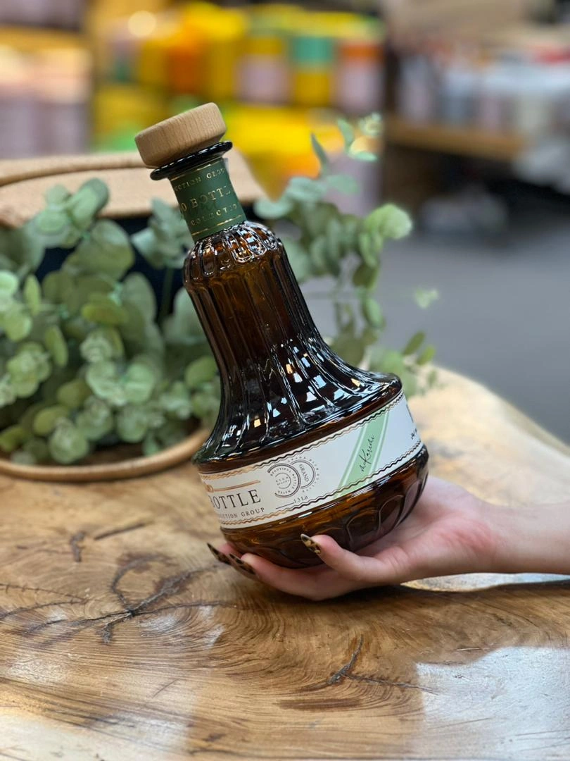 بطری شیشه‌ای مدل لوراک ۱.۳ لیتری با طراحی منحصر‌به‌فرد و درب چوبی واشردار