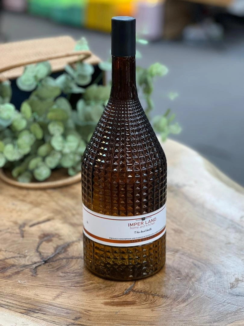 تصویر بطری شیشه‌ای امپرلند مدل لیان بزرگ با طراحی الماسی برجسته، رنگ قهوه‌ای تیره و درب پلاستیکی مشک