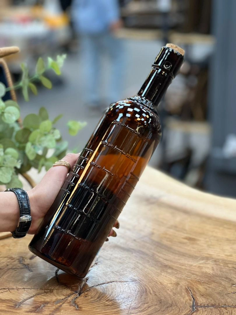 بطری شیشه‌ای قهوه‌ای زیباسازان مدل باواریا دارک ۱ لیتری با درب چوب‌پنبه‌ای طبیعی و طراحی کلاسیک