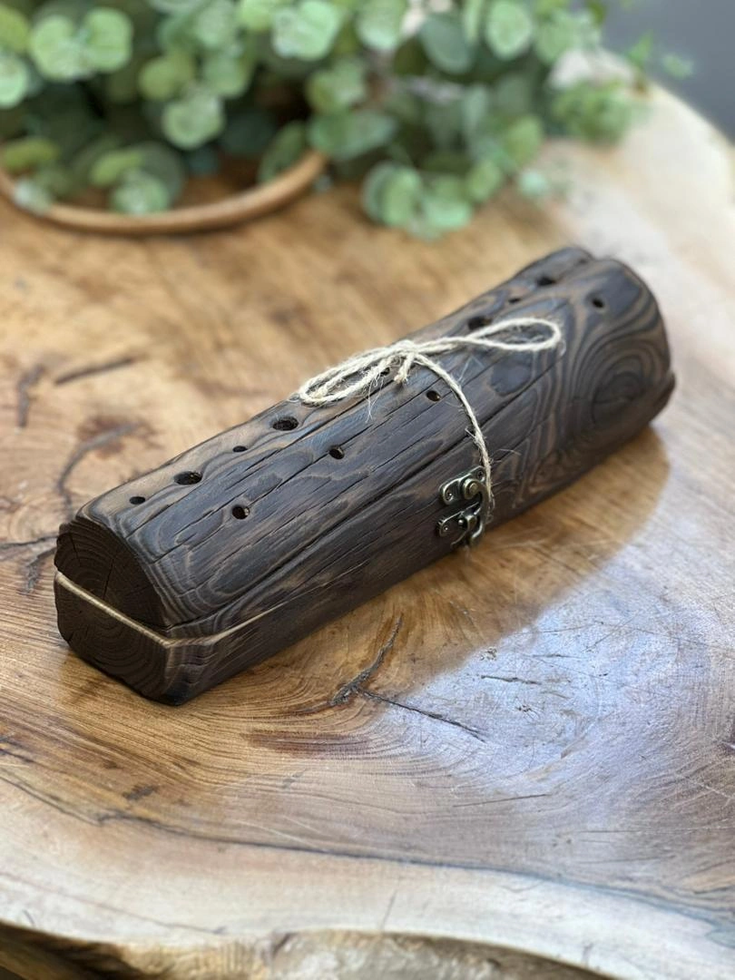 تصویر جاعودی چوبی مدل کنده بزرگ با طراحی طبیعی، ساخته‌شده از تنه چوبی تیره‌رنگ و دارای قفل فلزی