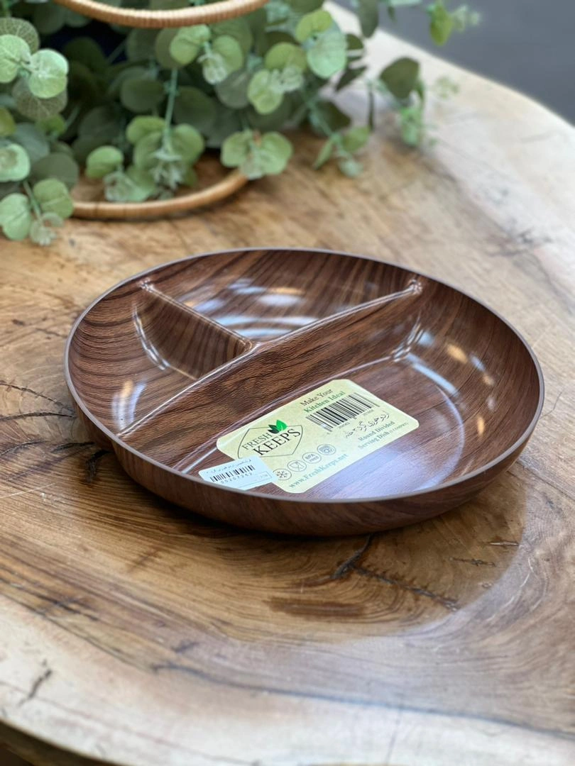 اردوخوری گرد سه‌خانه طرح چوب فرش‌کیپس قرار گرفته روی میز چوبی