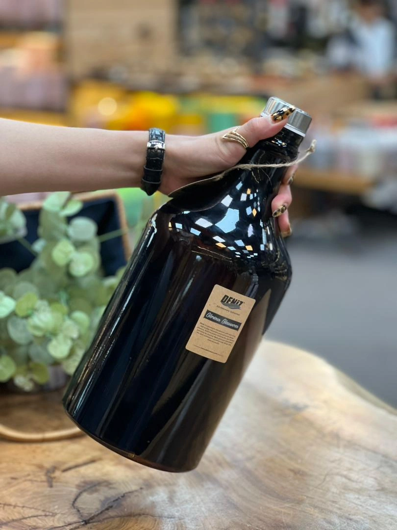 بطری شیشه‌ای قهوه‌ای دنیز مدل پراگ ۳ لیتری با درب استیل براق و طراحی لوکس