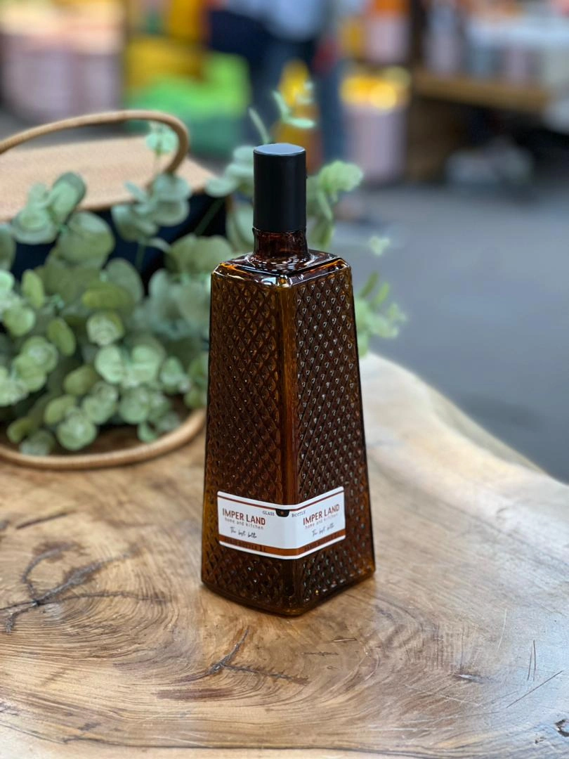 تصویر بطری شیشه‌ای امپرلند مدل پاریس با رنگ قهوه‌ای تیره و طراحی شفاف با بافت الماسی، گنجایش ۱ لیتر 