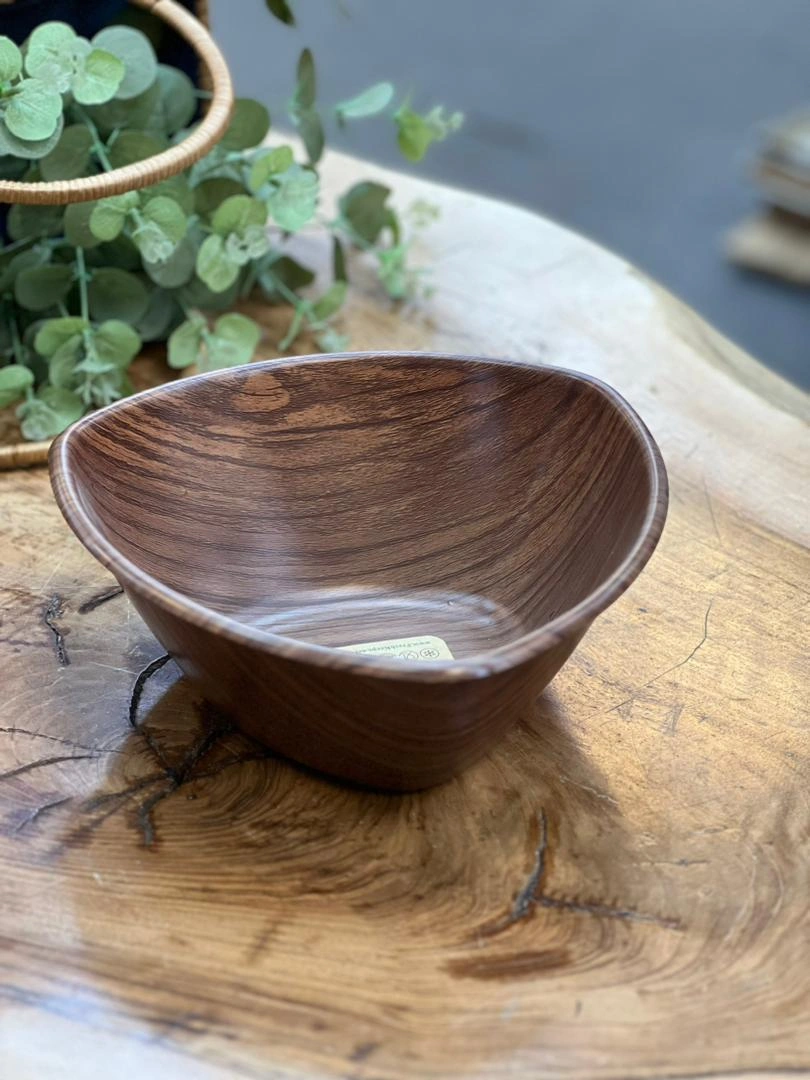 کاسه مثلثی طرح چوب فرش‌کیپس روی میز چوبی با طراحی مدرن