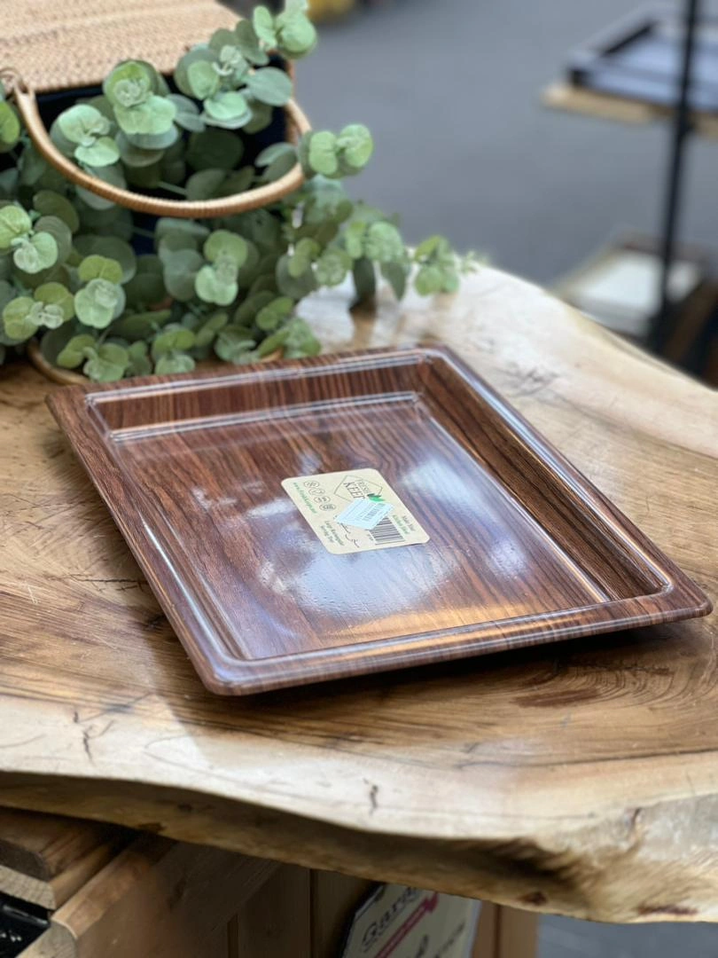 تصویر سینی مستطیل پلاستیکی فرش‌کیپس با طراحی مقاوم و قابل شستشو.