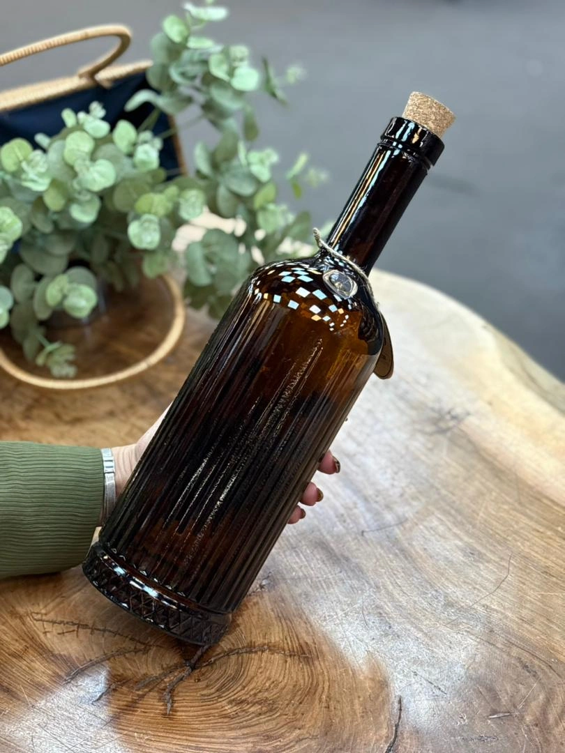 بطری شیشه‌ای زیبا مدل دیسفان دارک ۲ لیتری با طرح خاص و درب چوب‌پنبه‌ای